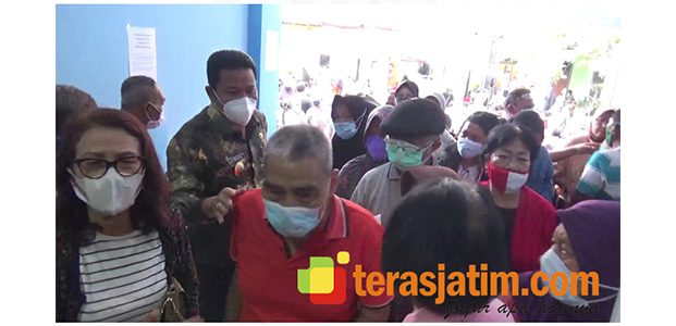 Peserta Vaksin Membludak Hingga Langgar Prokes, Wabup Sidoarjo Tegur Kepala Puskesmas Peserta Vaksin Membludak Hingga Langgar Prokes, Wabup Sidoarjo Tegur Kepala Puskesmas