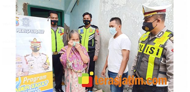 Bulan Ramadhan, Tim Saber Satlantas Polresta Sidoarjo Berbagi Zakat Bulan Ramadhan, Tim Saber Satlantas Polresta Sidoarjo Berbagi Zakat