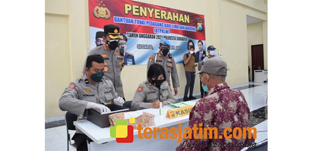 Ribuan PKL dan Pemilik Warung Terdampak Covid di Sidoarjo Terima Bantuan Ribuan PKL dan Pemilik Warung Terdampak Covid di Sidoarjo Terima Bantuan