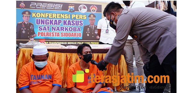 Dapat Upah 20 Ribu Per-Gram, 2 Pengedar Sabu di Sidoarjo Terancam Bui 20 Tahun Dapat Upah 20 Ribu Per-Gram, 2 Pengedar Sabu di Sidoarjo Terancam Bui 20 Tahun