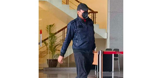 Datangi KPK, Bupati Muhdlor Kenakan Pakaian Hingga Topi Serba Hitam Datangi KPK, Bupati Muhdlor Kenakan Pakaian Hingga Topi Serba Hitam
