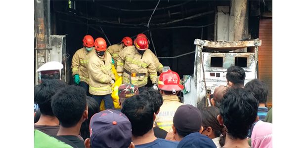 Kios Pom Mini Terbakar Hebat, Nenek dan Cucu Tak Terselamatkan Kios Pom Mini Terbakar Hebat, Nenek dan Cucu Tak Terselamatkan