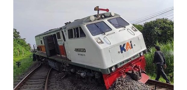 Evakuasi KA Pandalungan Selesai, Jalur Stasiun Tanggulangin Bisa Dilewati Evakuasi KA Pandalungan Selesai, Jalur Stasiun Tanggulangin Bisa Dilewati