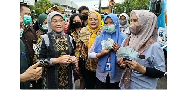 Menaker Ida Fauziyah Pantau Penyaluran BSU Untuk Pekerja Maspion Sidoarjo
