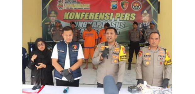 Sok-sokan Pamer Senpi di Medsos, 2 Pria di Sidoarjo Terancam Bui 20 Tahun Sok-sokan Pamer Senpi di Medsos, 2 Pria di Sidoarjo Terancam Bui 20 Tahun