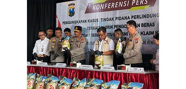 Polda Jatim dan Polresta Sidoarjo Bongkar Pabrik Beras Oplosan Polda Jatim dan Polresta Sidoarjo Bongkar Pabrik Beras Oplosan