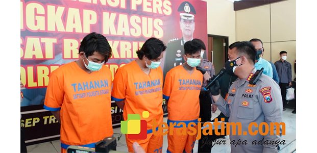 3 Pelaku Pengeroyokan di GOR Delta Sidoarjo Dibekuk, 3 Pelaku Masih Diburu 3 Pelaku Pengeroyokan di GOR Delta Sidoarjo Dibekuk, 3 Pelaku Masih Diburu