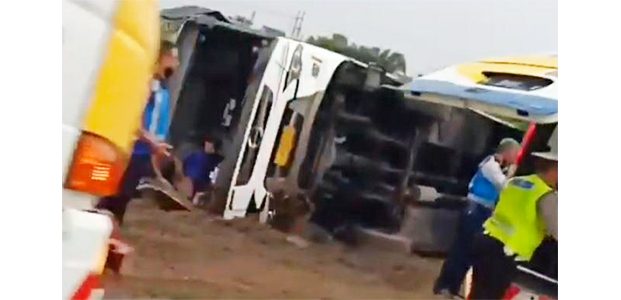 Bus Tentrem Terguling di Tol Waru Sidoarjo, 14 Orang Terluka Bus Tentrem Terguling di Tol Waru Sidoarjo, 14 Orang Terluka