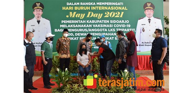 Peringati May Day, Ratusan Buruh Sidoarjo Ikut Vaksinasi Covid-19 Peringati May Day, Ratusan Buruh Sidoarjo Ikut Vaksinasi Covid-19