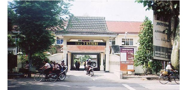 Ledakan di Kamar Mandi SMAN 3 Kediri, 1 Siswi Terluka Parah Ledakan di Kamar Mandi SMAN 3 Kediri, 1 Siswi Terluka Parah