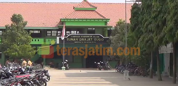Siswa Dianiaya dan Nyaris Dilempar Kursi oleh Kepala Sekolah Siswa Dianiaya dan Nyaris Dilempar Kursi oleh Kepala Sekolah