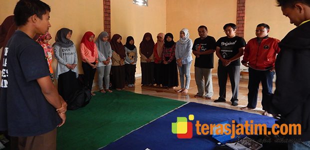 Siswa SMI Berdoa Untuk Korban Tragedi Paris-Perancis Siswa SMI Berdoa Untuk Korban Tragedi Paris-Perancis