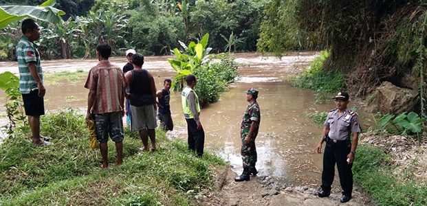 Saat Mandi, Gadis ABG asal Widodaren Ngawi Hanyut Terbawa Arus Sungai Saat Mandi, Gadis ABG asal Widodaren Ngawi Hanyut Terbawa Arus Sungai