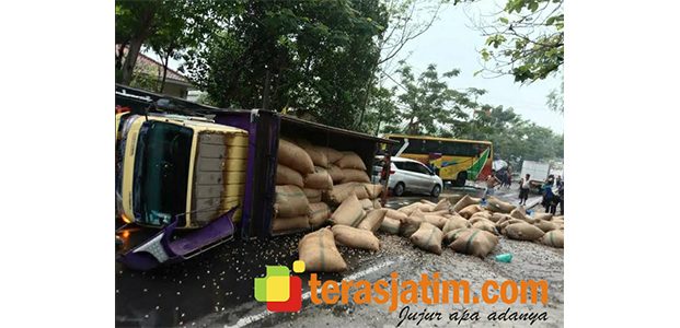 Laka Lantas di Baureno Bojonegoro, Bus Rajawali Hajar 2 Truk Laka Lantas di Baureno Bojonegoro, Bus Rajawali Hajar 2 Truk