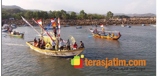 Sambut 1 Muharam, Nelayan di Pacitan Gelar Tabur Makanan di Laut Selatan Sambut 1 Muharam, Nelayan di Pacitan Gelar Tabur Makanan di Laut Selatan
