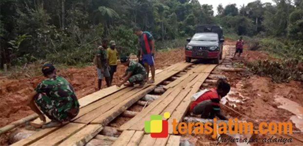 Satgas Yonif Raider 500 Sikatan bersama Warga Rehab Jalanan Kampung Perbatasan Satgas Yonif Raider 500 Sikatan bersama Warga Rehab Jalanan Kampung Perbatasan