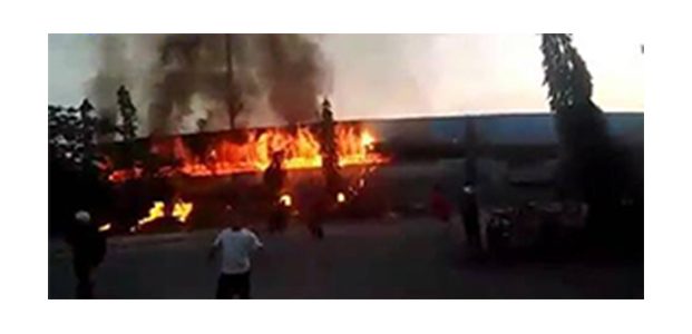 Sedang Direhab, Tribun Stadion Surajaya Lamongan Terbakar Sedang Direhab, Tribun Stadion Surajaya Lamongan Terbakar