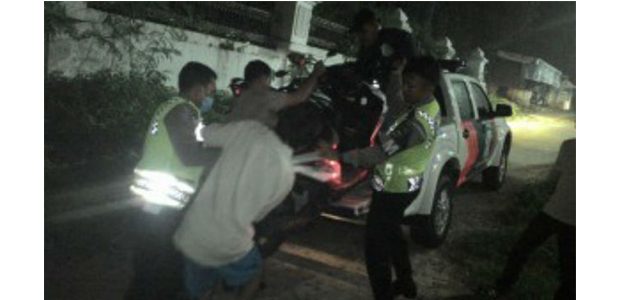 Sedang Razia Balapan Liar, Polisi di Kediri Ditabrak Hingga Patah Kaki Sedang Razia Balapan Liar, Polisi di Kediri Ditabrak Hingga Patah Kaki