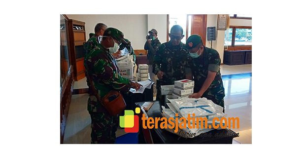 Sejumlah Rumah Sakit TNI-AD di Jatim Terima Distribusi APD Sejumlah Rumah Sakit TNI-AD di Jatim Terima Distribusi APD
