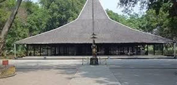 Selain Situs Bersejarah, di Pendopo Agung Trowulan Juga Terdapat Wisata Rusa Selain Situs Bersejarah, di Pendopo Agung Trowulan Juga Terdapat Wisata Rusa