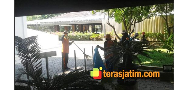 Selalu Berasa Hari Senin, Bagi Pekerja Kebersihan Komplek Pemkab Bojonegoro Selalu Berasa Hari Senin, Bagi Pekerja Kebersihan Komplek Pemkab Bojonegoro