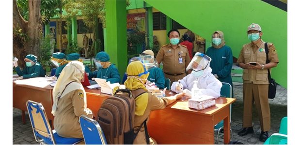 Seorang Guru Meninggal Akibat Corona, Puluhan Guru di Dolopo Madiun Jalani Rapid Test Seorang Guru Meninggal Akibat Corona, Puluhan Guru di Dolopo Madiun Jalani Rapid Test