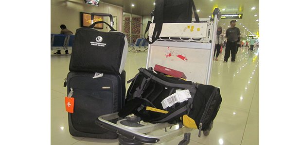 Seorang Ibu dan Anak Tirinya, Kompak Bongkar Tas Milik Penumpang di Bandara Juanda Seorang Ibu dan Anak Tirinya, Kompak Bongkar Tas Milik Penumpang di Bandara Juanda