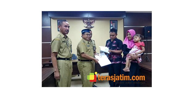 Serahkan Adminduk Hasil Layanan Online, Bupati Blitar Optimis Kurangi Antrian Pelayanan Serahkan Adminduk Hasil Layanan Online, Bupati Blitar Optimis Kurangi Antrian Pelayanan