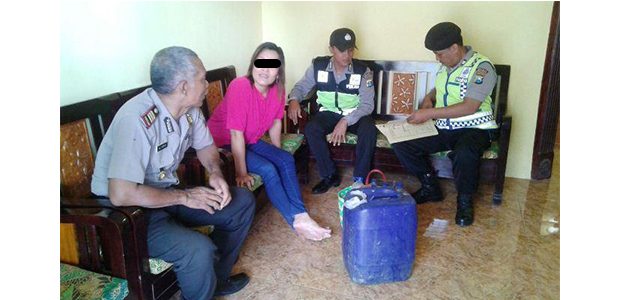 Sering Terjaring Razia, Janda Cantik asal Grajagan Banyuwangi ini Tak Kapok Jualan Miras Sering Terjaring Razia, Janda Cantik asal Grajagan Banyuwangi ini Tak Kapok Jualan Miras