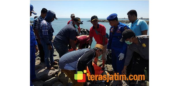 Sesosok Mayat Ditemukan di Dermaga Pelabuhan Kalbut Situbondo Sesosok Mayat Ditemukan di Dermaga Pelabuhan Kalbut Situbondo