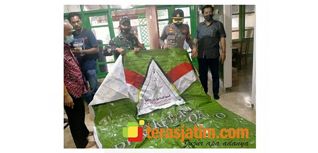 Datangi Markas FPI di Sidoarjo, Petugas Gabungan Amankan Berbagai Atribut Datangi Markas FPI di Sidoarjo, Petugas Gabungan Amankan Berbagai Atribut