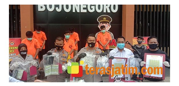 Polres Bojonegoro Gulung Sindikat Pemalsu Materai untuk PTSL Polres Bojonegoro Gulung Sindikat Pemalsu Materai untuk PTSL