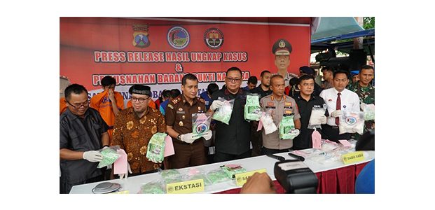 Polrestabes Surabaya Sita 4,7 Kg Sabu dan 7.700 Ekstasi Polrestabes Surabaya Sita 4,7 Kg Sabu dan 7.700 Ekstasi