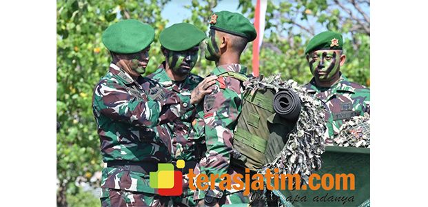 Kasdam Brawijaya Pimpin Pembaretan Prajurit Infanteri di Pantai Jangkar Situbondo Kasdam Brawijaya Pimpin Pembaretan Prajurit Infanteri di Pantai Jangkar Situbondo
