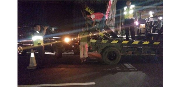 Panther Satu Keluarga Tabrak Pohon dan Terguling di Kediri Panther Satu Keluarga Tabrak Pohon dan Terguling di Kediri