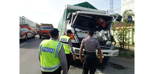 Sopir Ngantuk, Tronton Tabrak Trailer Parkir di Jalur Pantura Babat – Tuban Sopir Ngantuk, Tronton Tabrak Trailer Parkir di Jalur Pantura Babat – Tuban