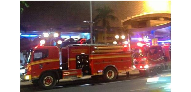 Stan Pujasera di Plaza Surabaya Terbakar, Pengunjung Berhamburan Stan Pujasera di Plaza Surabaya Terbakar, Pengunjung Berhamburan