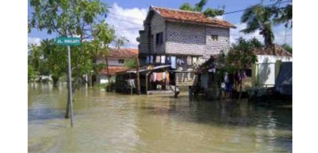 Sungai Kemuning Sampang Meluap, Rumah Warga Kebanjiran Sungai Kemuning Sampang Meluap, Rumah Warga Kebanjiran