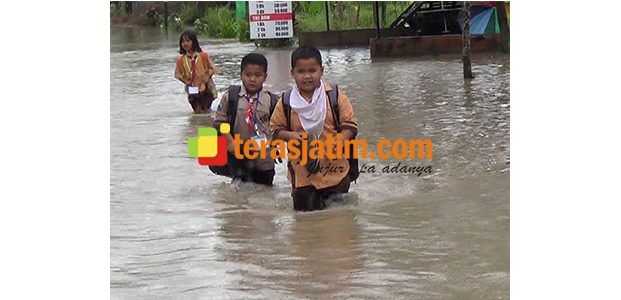 Sungai Unut Meluap, Warga Sutojayan Blitar Kebanjiran Sungai Unut Meluap, Warga Sutojayan Blitar Kebanjiran