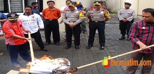 KPU Kabupaten Malang Bakar Ribuan Surat Suara Rusak KPU Kabupaten Malang Bakar Ribuan Surat Suara Rusak