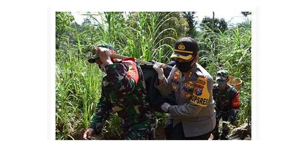 Susuri Medan Terjal, Kapolres dan Dandim Trenggalek Pikul Sembako Untuk Warga Susuri Medan Terjal, Kapolres dan Dandim Trenggalek Pikul Sembako Untuk Warga
