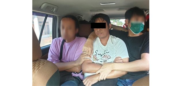 Sempat Melawan, Buronan Kasus Korupsi Rp9,2 M Dibekuk Tim Tabur Kejaksaan di Tulungagung Sempat Melawan, Buronan Kasus Korupsi Rp9,2 M Dibekuk Tim Tabur Kejaksaan di Tulungagung
