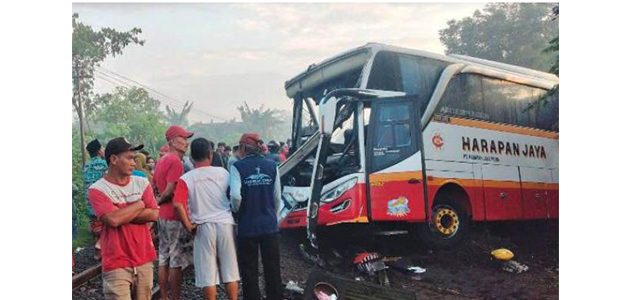Bus Harapan Jaya Dihantam KA Rapih Dhoho di Ketanon Tulungagung, 5 Orang Tewas