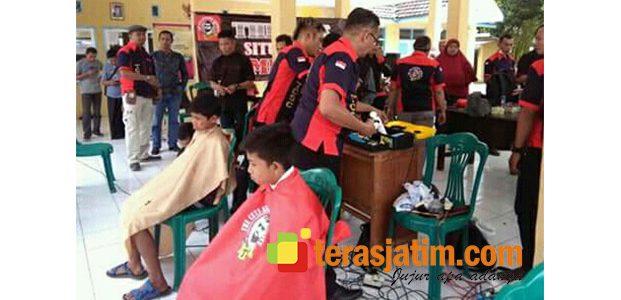 TCSC Situbondo Gelar Bhakti Sosial Potong Rambut Gratis Bagi Warga Desa TCSC Situbondo Gelar Bhakti Sosial Potong Rambut Gratis Bagi Warga Desa