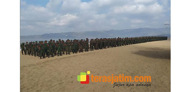 TNI dan Pemda Pacitan Gelar Aksi Bersih-Bersih di Pantai Pancer Door TNI dan Pemda Pacitan Gelar Aksi Bersih-Bersih di Pantai Pancer Door