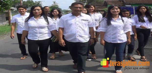 Di Kediri TPS Obral Sabun Cuci, Calon Wabup Blitar Ajak 2 Istrinya Nyoblos Di Kediri TPS Obral Sabun Cuci, Calon Wabup Blitar Ajak 2 Istrinya Nyoblos