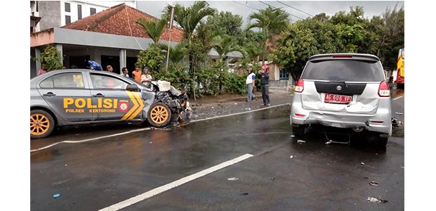Tabrakan Beruntun, Mobil Patwal Polisi dan Mobil Dinas Plat Merah Ringsek Tabrakan Beruntun, Mobil Patwal Polisi dan Mobil Dinas Plat Merah Ringsek