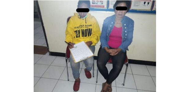 Taburkan Tanah Kuburan di Depan Rumah Seorang Pria, Dua Wanita ini Diamankan Taburkan Tanah Kuburan di Depan Rumah Seorang Pria, Dua Wanita ini Diamankan