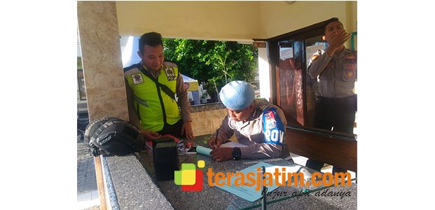 Tak Disiplin, 2 Anggota Polres Situbondo Ditindak Tak Disiplin, 2 Anggota Polres Situbondo Ditindak