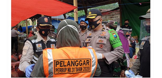 Tak Gunakan Masker, Warga di Pasar Pahing Trenggalek Terjaring Penertiban Protokol Kesehatan Tak Gunakan Masker, Warga di Pasar Pahing Trenggalek Terjaring Penertiban Protokol Kesehatan
